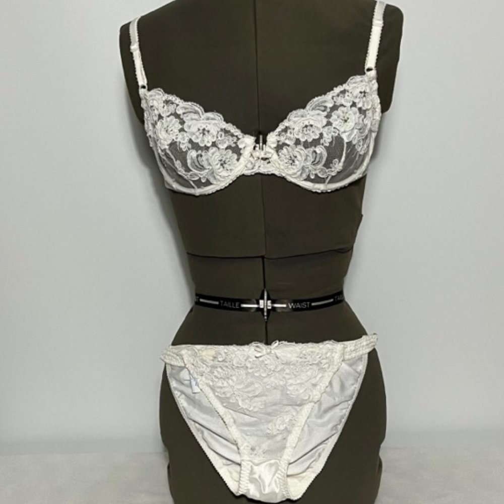 Vintage VICTORIA'S SECRET White Lace And Satin Bridal Lingerie Set. NWOT